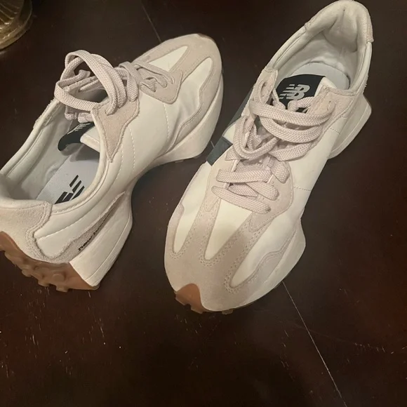 New Balance White and Black Athletic Shoes. Size 8 - Picture 5 of 7